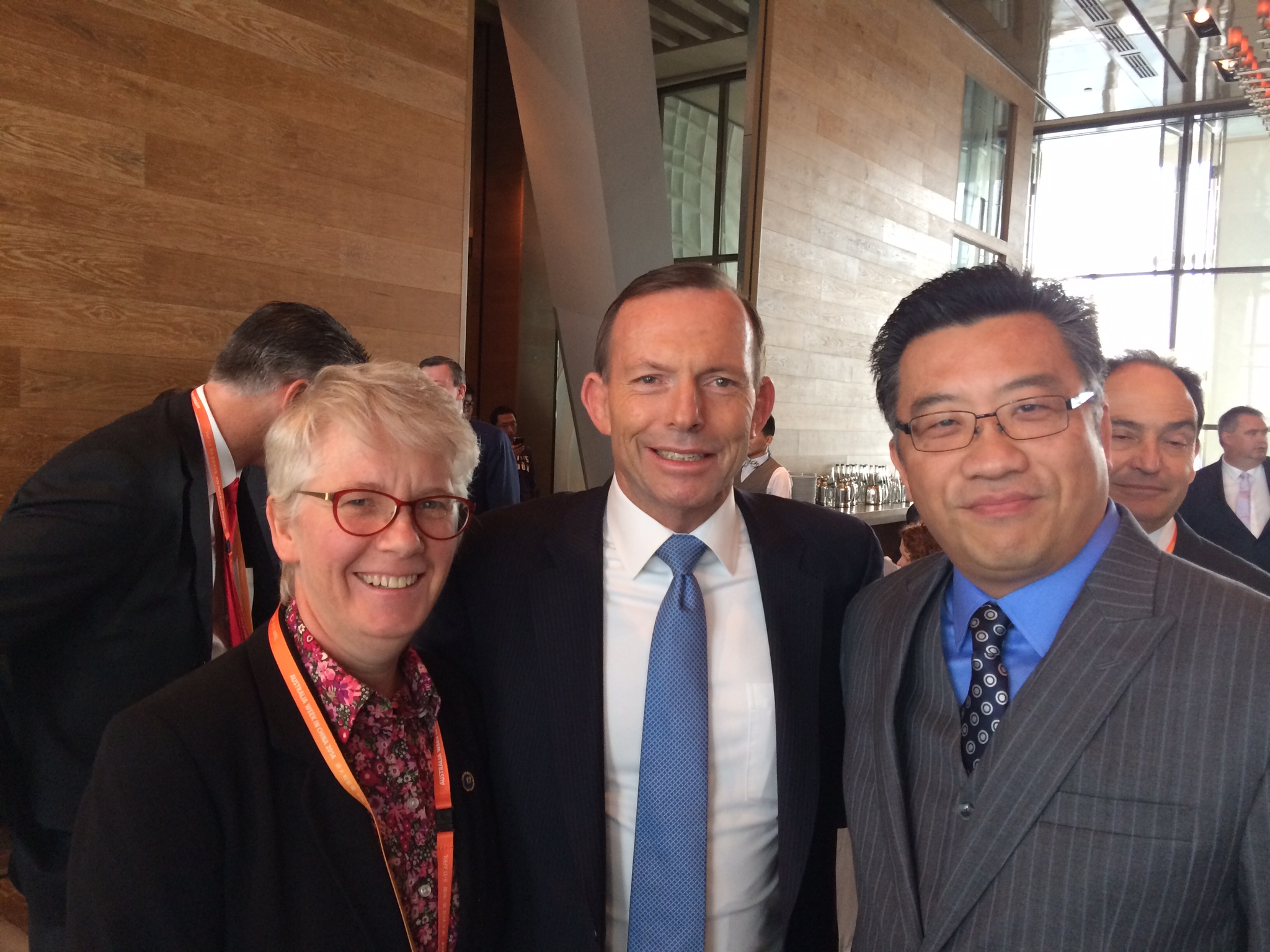 铁鱼置业CEO Lanny与澳大利亚总理Tony Abbott以及上海总领事Alice Cawte合影
