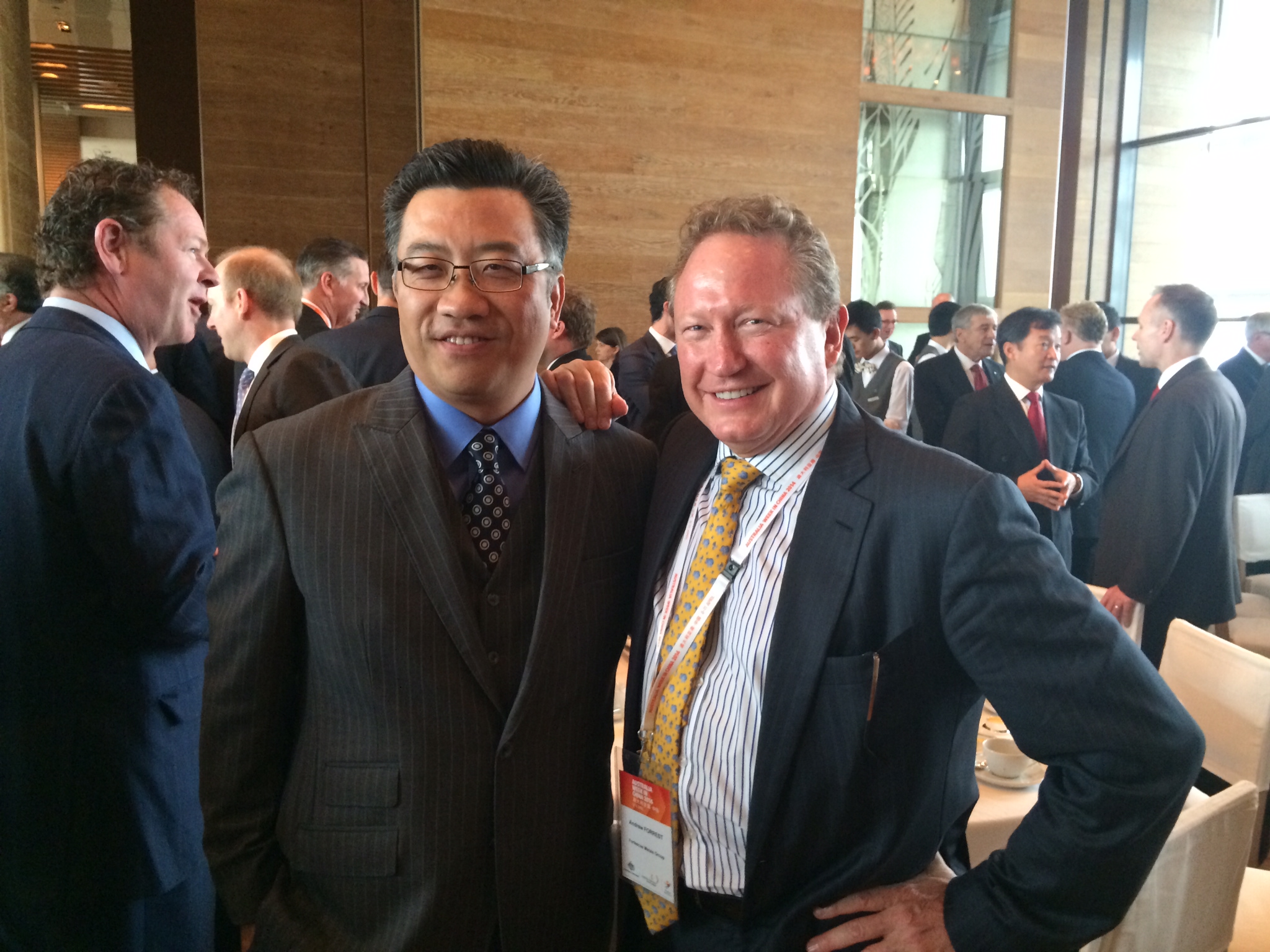 铁鱼置业CEO Lanny Xu与年度澳洲最佳人物，矿产大亨合影